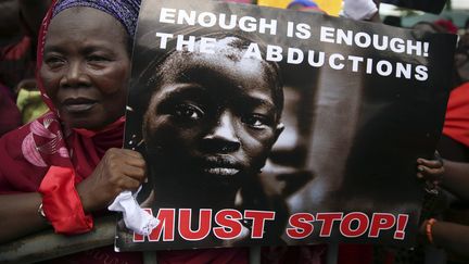 Manifestation pour la lib&eacute;ration des lyc&eacute;ennes enlev&eacute;es par la secte islamiste Boko&nbsp;Haram, &agrave; Lagos, au Nigeria, le 5 mai 2014.&nbsp; (AKINTUNDE AKINLEYE / REUTERS)