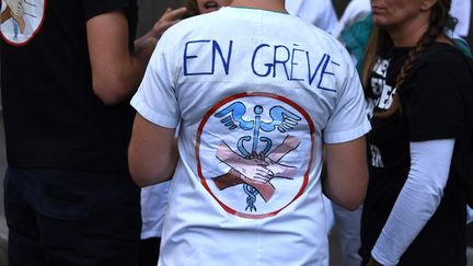 Un membre du personnel hospitalier de "Lyon en grève", le 9 septembre 2019. (MAXPPP)