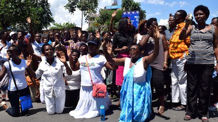 Des femmes manifestent &agrave; Bujumbura (Burundi) contre un&nbsp;3e mandat du pr&eacute;sident Nkurunziza, le 10 mai 2015. (RENOVAT NDABASHINZE / ANADOLU AGENCY / AFP)