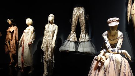 L’exposition - que le couturier considère comme une création à part entière et non comme une rétro - rassemble 175 ensembles accessoirisés de haute couture mais aussi de prêt-à-porter créées entre 1976 et 2015, accompagnés d'objets et de documents d’archives : croquis, costumes de scène, extraits de films, de défilés, de concerts, de vidéoclips, de spectacles de danse. Et même des émissions télévisées illustrent ses collaborations artistiques les plus emblématiques : cinéma, danse contemporaine, variété française et pop internationale. Une place importante est accordée à la photographie de mode grâce aux prêts de tirages souvent inédits de photographes et d’artistes contemporains renommés.
 (Corinne Jeammet)