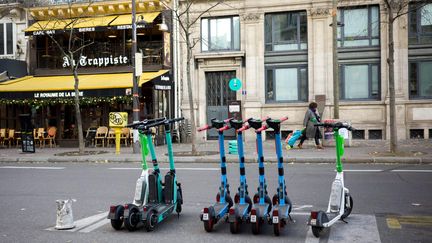 Des trottinettes en libre-service sont garées dans une rue de Paris. (BRUNO LEVESQUE / MAXPPP)