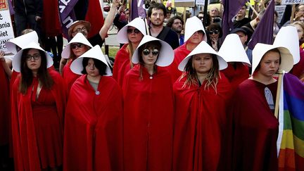 Des Polonaises déguisées en Servantes écarlate manifestent contre Trump