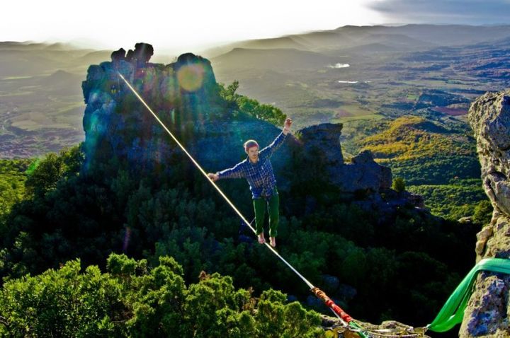 Thomas Van Eeckhaute en slackline.
 (Crédit Photo Lien Service.)