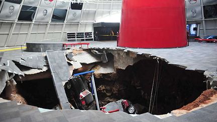 Huit voitures de collection expos&eacute;es au mus&eacute;e Corvette de Bowling Green (kentucky, Etats-Unis), sont tomb&eacute;es, le 12 f&eacute;vrier 2014, dans un trou d'environ 12 m&egrave;tres de large et d'environ 8 m&egrave;tres de profondeur. ( AP / SIPA )