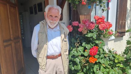 Jean Lafaurie, ancien résistant, devant sa maison de Seine-et-Marne. Juin 2023 (MARION FERRERE / FRANCEINFO / RADIO FRANCE)