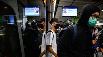 Des militants pro-démocratie tentent de bloquer le métro de Hong Kong lundi 2 septembre 2019. (PHILIP FONG / AFP)