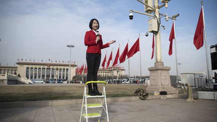 Une journaliste chinoise à Pekin en Chine le 5 mars 2018.&nbsp; (NICOLAS ASFOURI / AFP)