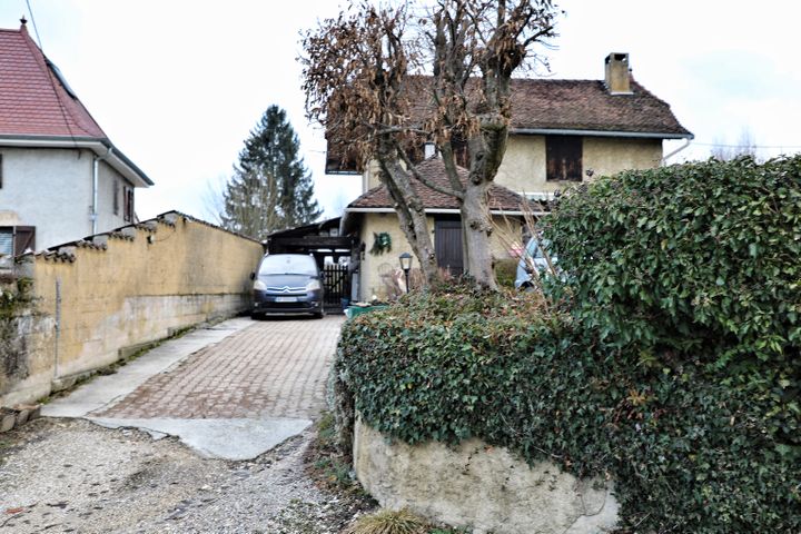 La maison de&nbsp;la famille Lelandais, à Domessin (Savoie), commune voisine de Pont-de-Beauvoisin (Isère), le 6 janvier 2022. (ELOISE BARTOLI / FRANCEINFO)