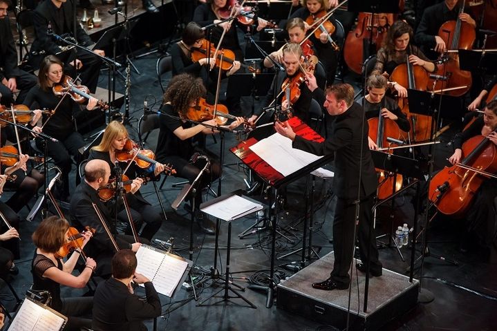 Aurélien Azan Zielinski dirige l'orchestre philamonique du COGE, le 10 janvier 2014 pour le concert B. O Concert au grand Rex
 (Christophe Petit Tesson - MAXPPP)