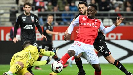 Florain Balogun face à Vito Mannone, lors du match entre Reims et Lorient le 1er février 2022 à Auguste-Delaune. (DENIS CHARLET / AFP)