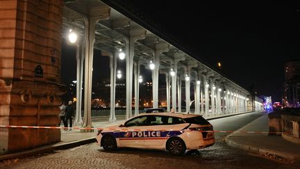 Une voiture de police au niveau du Pont de Bir Hakeim à Paris après une attaque au couteau qui a fait un mort et deux blessées, le 2 décembre 2023. (DIMITAR DILKOFF / AFP)