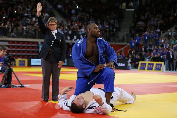 Le judoka Matthieu Thorel battu par Teddy Riner, le 8 novembre 2015, lors des championnats de France, à Rouen (Seine-Maritime). (CHARLY TRIBALLEAU / AFP)