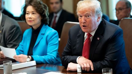 Elaine Chao, ministre des Transports, aux côtés de Donald Trump, le 17 octobre 2018 à Washington (Etats-Unis). (SAUL LOEB / AFP)