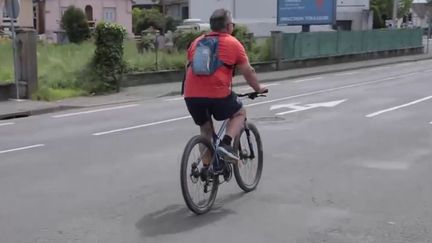 Avec son plan vélo, l'exécutif souhaite renforcer le réseau routier pour les cyclistes afin d'atteindre 100 000 kilomètres de pistes cyclables. L'objectif est surtout de mieux faire respecter la sécurité des usagers des deux-roues. (FRANCEINFO)