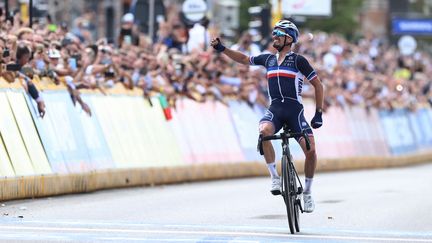 Le cycliste français Julian Alaphilippe a conservé son titre de champion du monde sur route, le 26 septembre 2021 à Louvain. (KENZO TRIBOUILLARD / AFP)