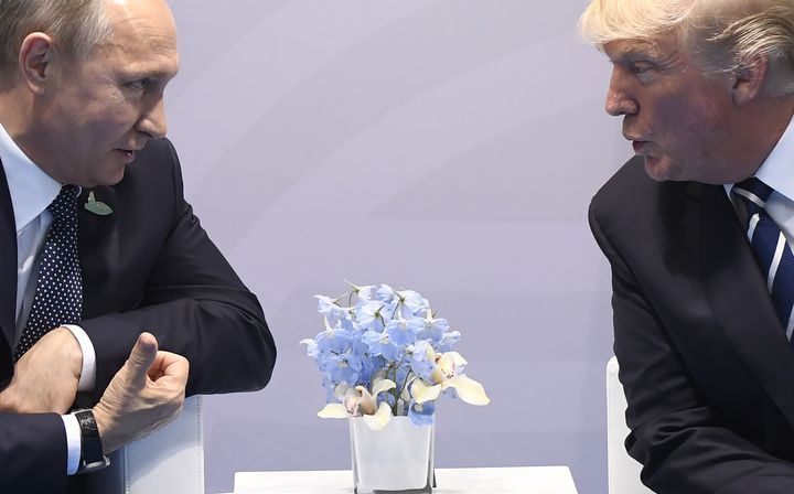 Vladimir Poutine et Donald Trump, le 7 juillet 2017 lors du G20 à Hambourg (Allemagne). (SAUL LOEB / AFP)