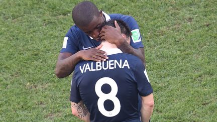 Mathieu Valbuena, lui aussi, est boulevers&eacute; par la d&eacute;faite des Bleus. Heureusement,&nbsp;Rio Mavuba veille. (FRANCOIS XAVIER MARIT / AFP)