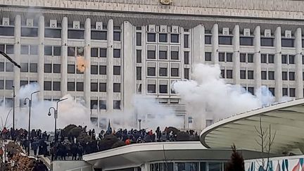 Des manifestants prennent d'assaut un bâtiment administratif à Almaty, au Kazakhstan, le 5 janvier 2022. (AFP)