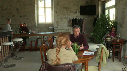 Lot-et-Garonne : un restaurant donne un second souffle à l'ambiance d'un petit village (France 2)