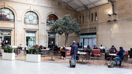 A la&nbsp;gare Saint-Lazare, à Paris, au début du&nbsp;confinement, le 18 mars 2020. (AMAURY CORNU / HANS LUCAS)