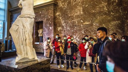 Des touristes&nbsp;chinois&nbsp;au Louvre à Paris, pendant l'épidémie de Coronavirus. (SADAK SOUICI / LE PICTORIUM / MAXPPP)