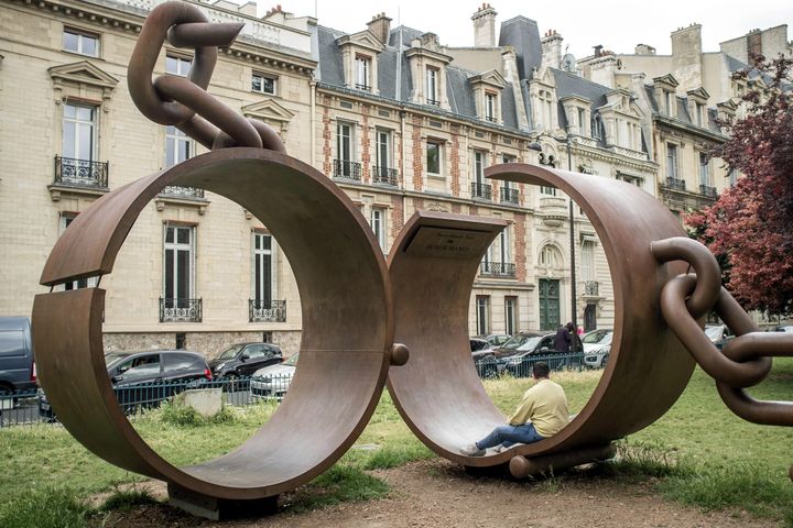 La "Sculpture des fers brisés" de l'artiste Driss Sans-Arcidet, en hommage au général Alexandre Dumas, place du Général Catroux à Paris 17e (BRUNO LEVESQUE / MAXPPP)