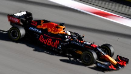 Le Néerlandais Max Verstappen sur le circuit de Sotchi au GP de Russie, vendredi 24 septembre 2021. (VLADIMIR ASTAPKOVICH / SPUTNIK / AFP)