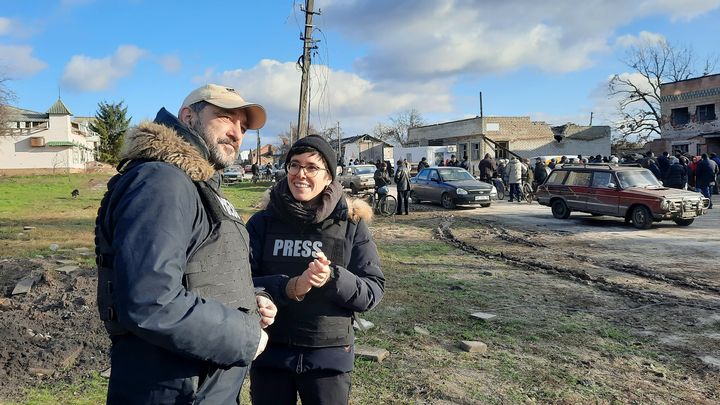 Agathe Mahuet et son fixeur, Yashar Fazylov, dans un village près du front du Donbass. (Laurent Macchiett)