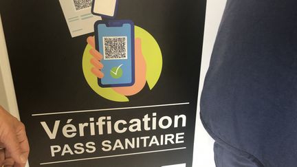 Une affiche de vérification du pass sanitaire à l'entrée du CHU de Limoges (Haute-Vienne) (MICKAËL CHAILLOUX / RADIO FRANCE)