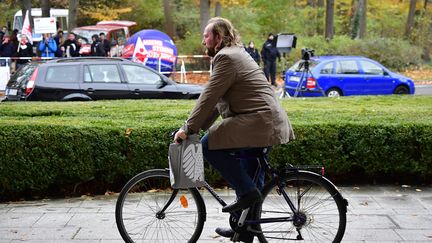 Un homme se rend à son travail, le 19 novembre 2017, à Berlin (Allemagne). (TOBIAS SCHWARZ / AFP)