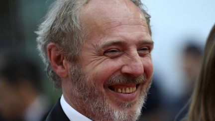 Arnaud Desplechin, souriant, présente&nbsp;Roubaix, une Lumière (CHRISTOPHE SIMON / AFP)