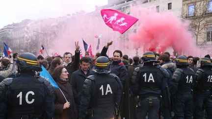 Echauffour&eacute;es lors de la Manif pour tous pr&egrave;s de l'Arc de triomphe, &agrave; Paris, le 24 mars 2013. (THOMAS SAMSON / AFP)