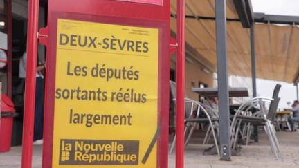 Dans les Deux-Sèvres, où Delphine Batho est arrivée en tête sous la bannière du Nouveau Front populaire, lundi 8 juillet, les avis sont partagés après les résultats de dimanche soir. Qui pour succéder à Gabriel Attal à Matignon ? Certains soutiennent le programme porté par la gauche, tandis que d'autres prônent le ralliement à la macronie. (France 2)