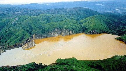 Vue aérienne du lac Nyos au Cameroun (Peupleawa)