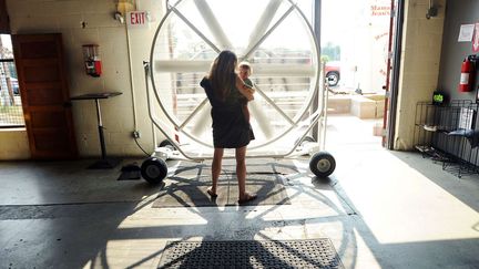 Durham, Caroline du Nord (Etats-Unis), 38&deg;C, le 1er juillet. Une jeune femme et son b&eacute;b&eacute; profitent de l'air brass&eacute; par un ventilateur g&eacute;ant. (BERNARD THOMAS / AP / SIPA)