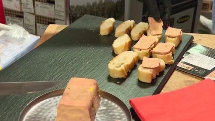 À combien s’élèvera la facture des menus du Réveillon&nbsp;? Alors que les prix de l’alimentaire grimpent, des grossistes s’inquiètent. Immersion auprès des producteurs au marché de Rungis.&nbsp;&nbsp; (CAPTURE ECRAN FRANCE 2)