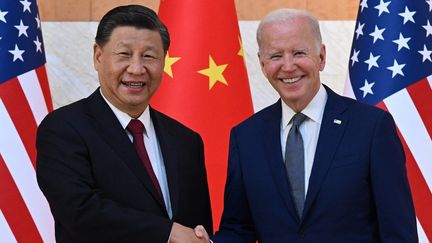 Les président chinois et américain, Xi Jinping et Joe Biden, lors d'une rencontre à Bali (Indonésie), le 14 novembre 2022. (SAUL LOEB / AFP)