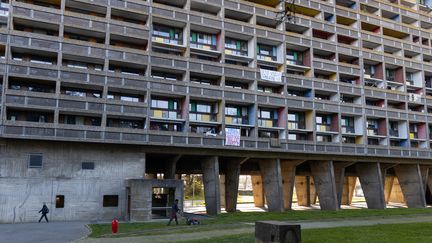 Des résidents de la "cité radieuse", à Marseille, le 2 avril 2020.&nbsp; (JEAN-FELIX FAYOLLE / HANS LUCAS / AFP)