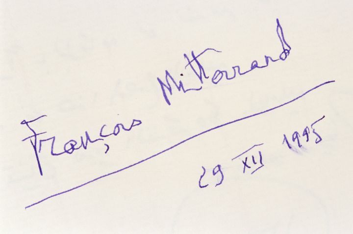 L'ultime signature de François Mitterrand dans le livre d'or du palace "Old Cataract, le 29 décembre 1995. (MAISANT LUDOVIC / HEMIS.FR)