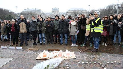 Des manifestants rassemblée à Lille, place de la République, en soutien aux habitants d'Alep (Syrie), samedi 17 décembre. (MAXPPP)