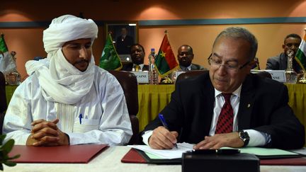 Le secr&eacute;taire du MNLA, bilal Ag Acherif, et le ministres des Affaires &eacute;trang&egrave;res alg&eacute;rien&nbsp;Ramtane Lamamra, m&eacute;diateur dans le conflit malien, &agrave; Alger, le 19 f&eacute;vrier 2015. (FAROUK BATICHE / AFP)