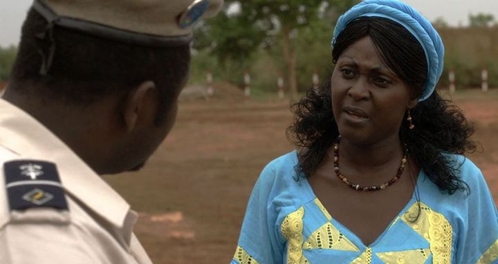 Adjara (Amélie Mbaye) aux prises avec un douanier. (DR)