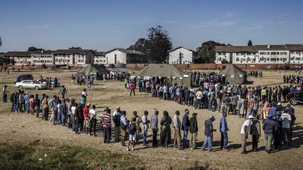 Malgré un total de 23 candidats, la course pour la fonction suprême se joue entre l'actuel chef de l'Etat Emmerson Mnangagwa, patron de la Zanu-PF, le parti au pouvoir depuis l'indépendance du Zimbabwe en 1980, et l'opposant Nelson Chamisa, leader du Mouvement pour le changement démocratique (MDC). Agé de 75 ans, le candidat Mnangagwa reste toutefois favori, mais l'écart avec son principal adversaire, âgé lui de 40 ans, s'est récemment réduit dans les sondages. (Luis TATO/AFP)