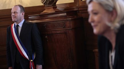 Steeve Briois, après son élection à la mairie d'Hénin-Beaumont en 2014, à l'hôtel de ville en présence de Marine Le Pen. (BAZIZ CHIBANE/SIPA)