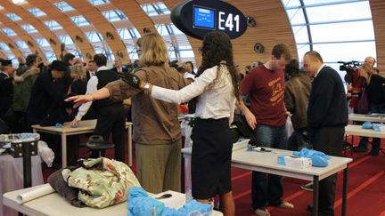 Des passagers sont fouill&eacute;s &agrave; l'a&eacute;roport de Roissy-Charles-de-Gaulle, le 30 d&eacute;cembre 2009.&nbsp; (PIERRE VERDY / AFP)