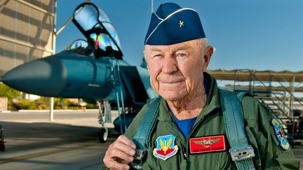 Le pilote Chuck Yeager, alors retraité, sur la base navale américaine de Nellis, au Nevada, le 14 octobre 2012. (MASTER SGT. JASON W. EDWARDS / US AIR FORCE / AFP)