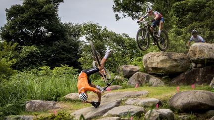 La chute de Mathieu van der Poel lors de la course olympique de VTT cross country, le 26 juillet 2021. (JASPER JACOBS / BELGA MAG)