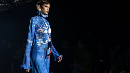 Le styliste géorgien de Balenciaga Demna Gvasalia a fait une déclaration d'amour à Paris avec une collection graphique explorant de nouvelles proportions. Des femmes et hommes de toutes origines ethniques, pas toujours très jeunes ni très grands, portaient des vêtements à l'esprit streetwear. Il est écrit "Paris" sur certains vêtements et des ensembles sont réalisés en tissu à imprimé tour Eiffel. C'est surtout cet "esprit typique parisien" - permettant de porter les mêmes vêtements toute la journée et de sortir en kimono ou en robe de chambre transformés en pièces habillées - qui est célébré. 
 (Swan Gallet/WWD/REX/Shutterstock/SIPA)