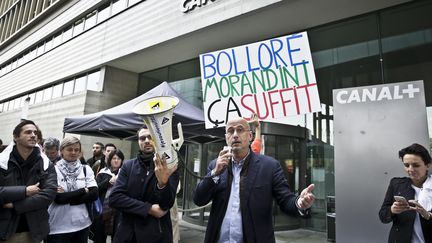 Des journalistes grévistes rassemblés devant le siège de Canal+, le 28 octobre 2016, à Boulogne-Billancourt (Hauts-de-Seine). (MAXPPP)