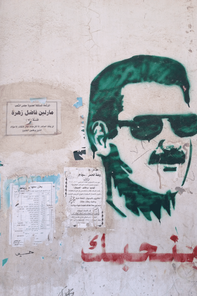 Bachar Al-Assad peint au pochoir sur un mur de Homs, en Syrie, en septembre 2013. (ALEX GOHARI / FRANCE 3)